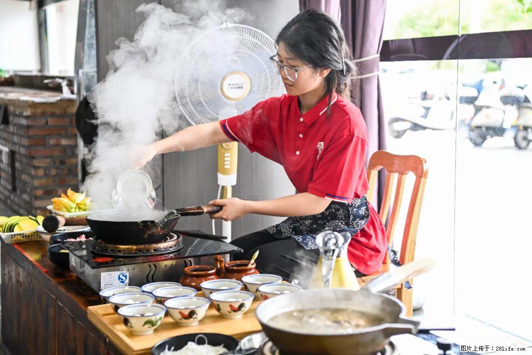 全网追的“扁担女孩”，找了一份暑假工，时薪12元 - 莱芜生活资讯 - 莱芜28生活网 lw.28life.net